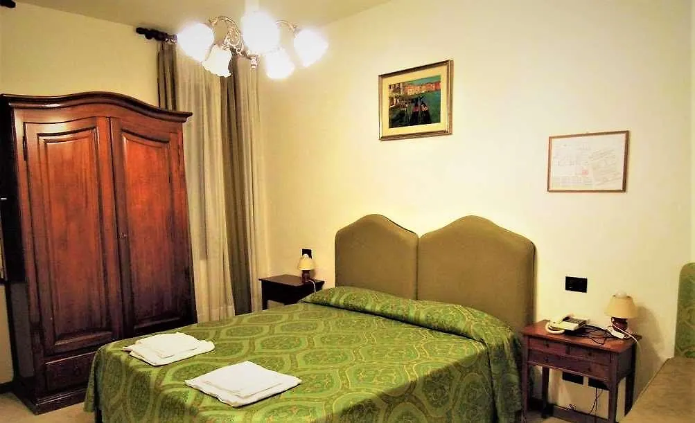 Hotel Iris Venedik 2*,  İtalya